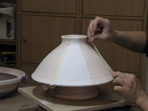 手作り　革キーケース　東京は白金にある白金陶芸教室。最寄り駅は広尾、恵比寿、白金高輪、白金台、徒歩約１０分。目黒駅、渋谷駅からもバスが出ております。１日体験のほかタイル体験や親子体験やウエディング体験があります。初心者の方にも丁寧な指導を心がけております。外国人の方も多くいらしていて英語での授業もできます。