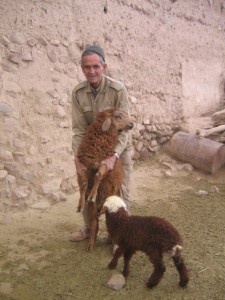 東京は白金にある白金陶芸教室。最寄り駅は広尾、恵比寿、白金高輪、白金台、徒歩約１０分。目黒駅、渋谷駅からもバスが出ております。１日体験のほかタイル体験や子供体験やウエディング体験があります。授業は少人数制最大８人まで。初心者の方にも丁寧な指導を心がけております。外国人の方も多くいらしていて英語での授業もできます。